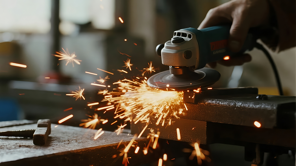 角磨机切割金属火花飞溅的工业劳动背景