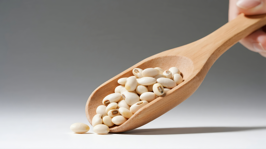 木勺装着松子的健康坚果与营养食品背景