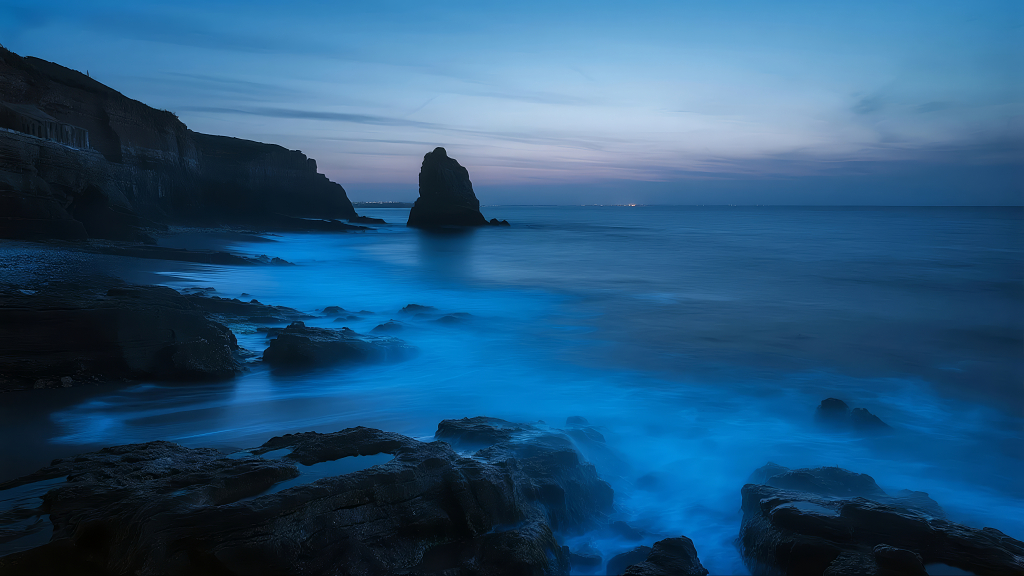 荧光海滩蓝眼泪的奇幻唯美自然奇观背景