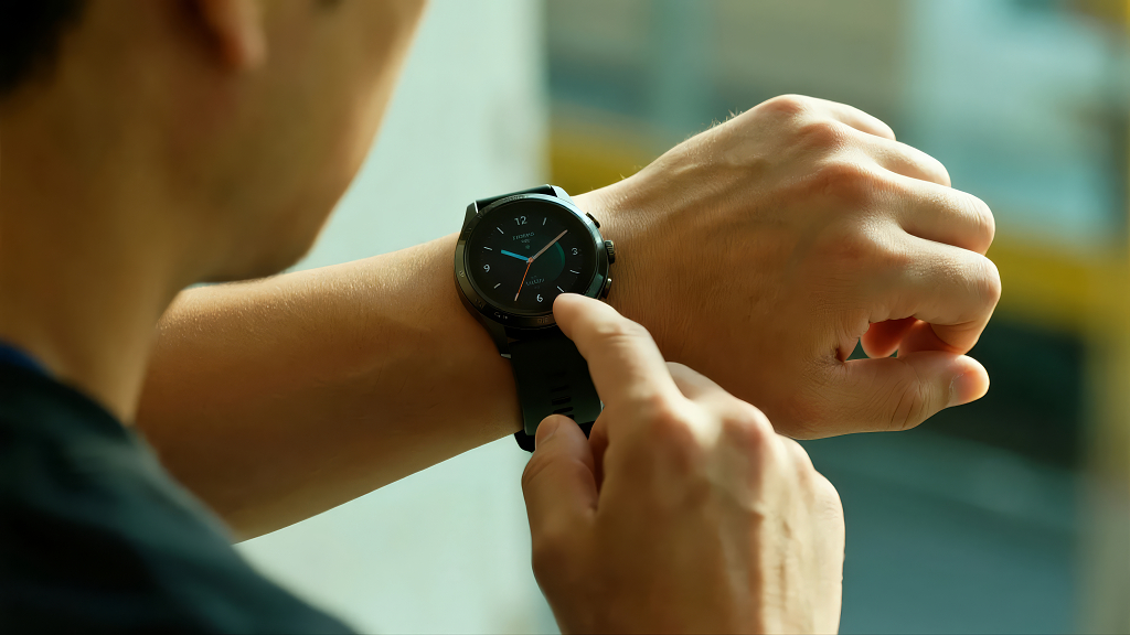 男子查看智能手表的健康与时间管理背景