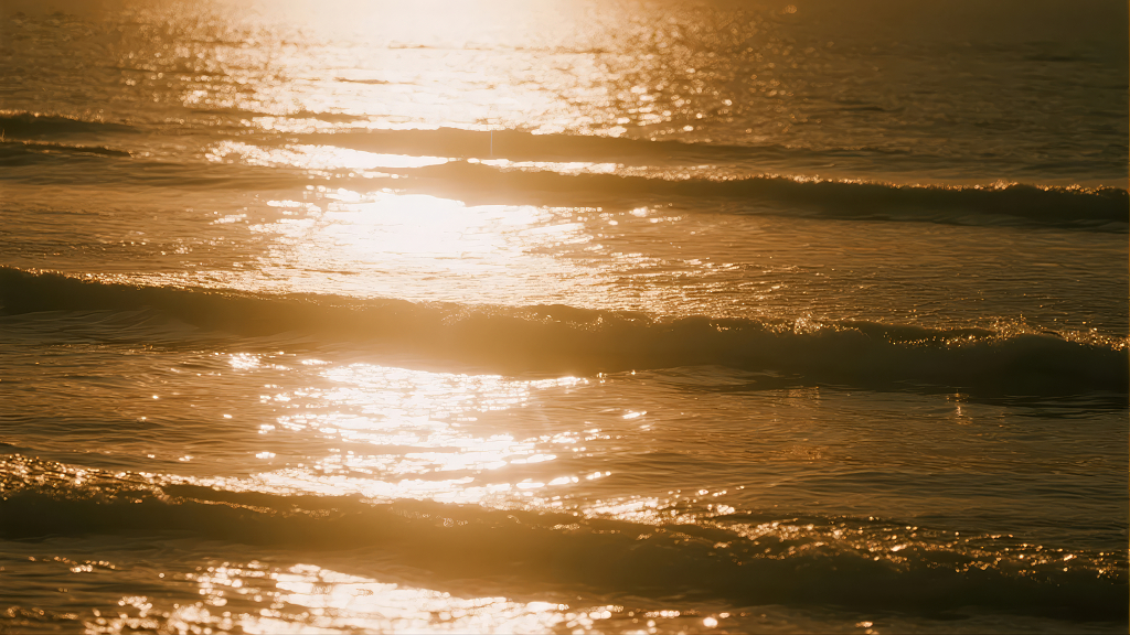 海面日落波光粼粼的唯美治愈系风景背景