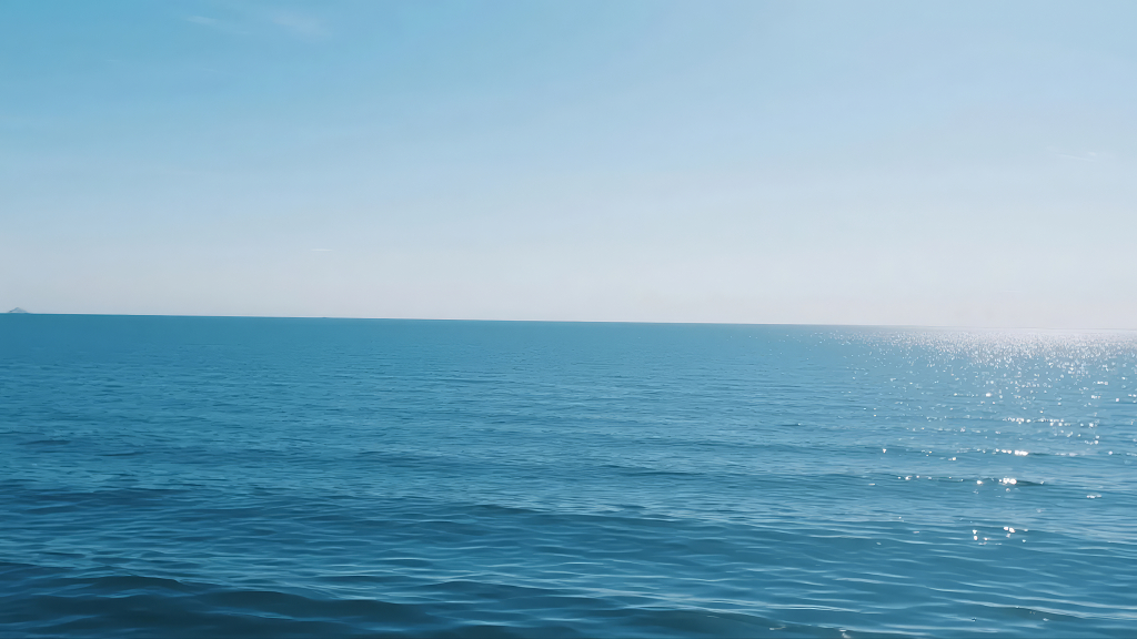 宁静致远的大海与蓝天简约治愈背景
