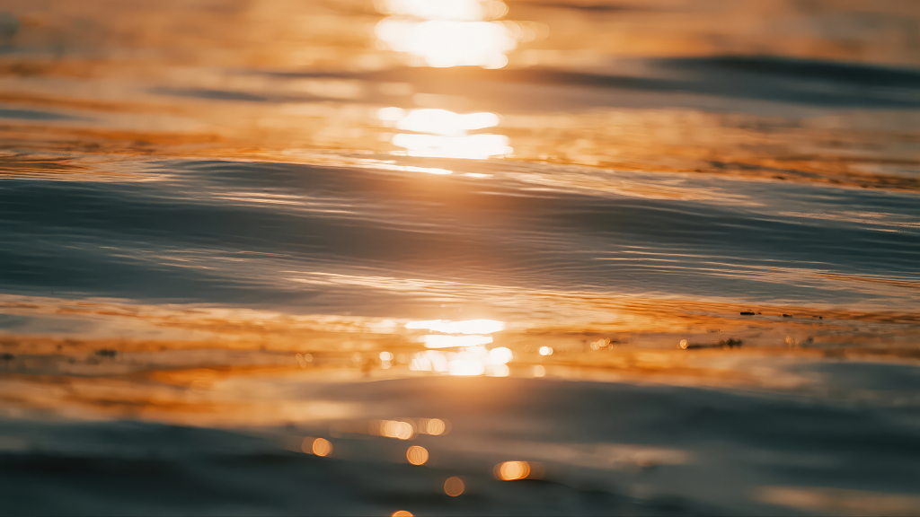 日落时分海浪拍岸的唯美与力量背景