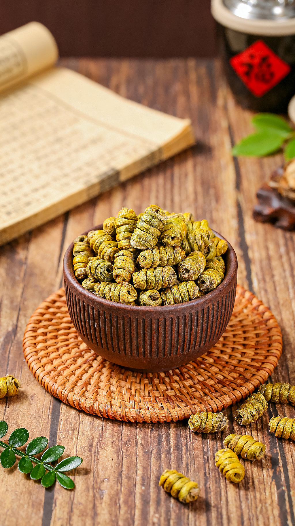 木质桌面上一碗铁皮石斛中药材干货静物拍摄卷起的旧书古朴自然