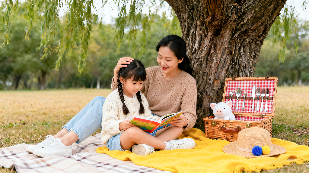 温馨家庭出游亲子时光美好午后两人共同阅读宁静和谐野餐场景工具