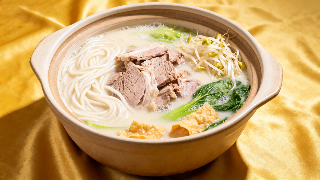 美食特色小吃砂锅米线美食摄影