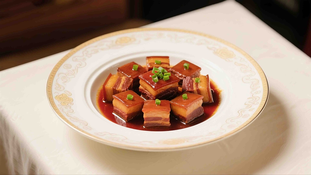 一个白色的盘子里放着美味的红糟肉