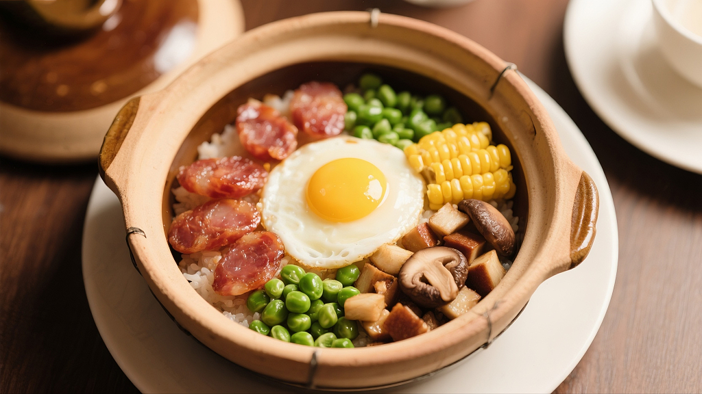 一个砂锅里放着刚做好的煲仔饭