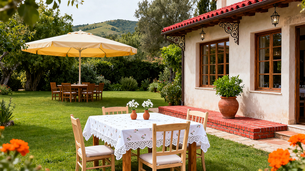 田园别墅户外餐区草坪上桌椅遮阳伞环境清幽宜人绿植庭院悠闲房屋