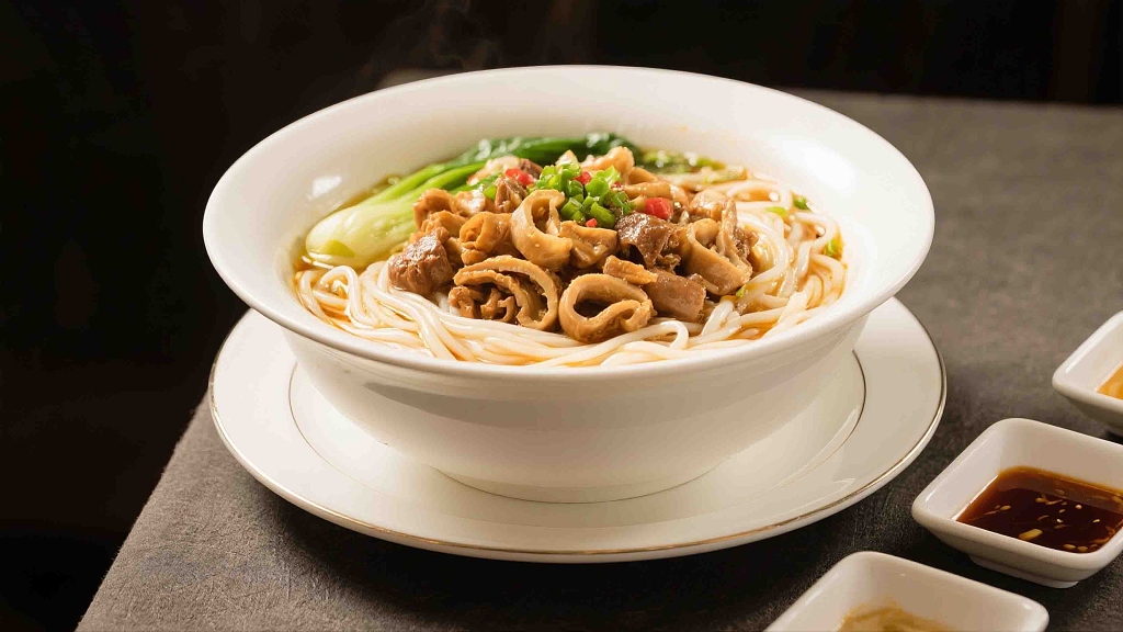 一碗刚出锅的肥肠米线美食美味米线