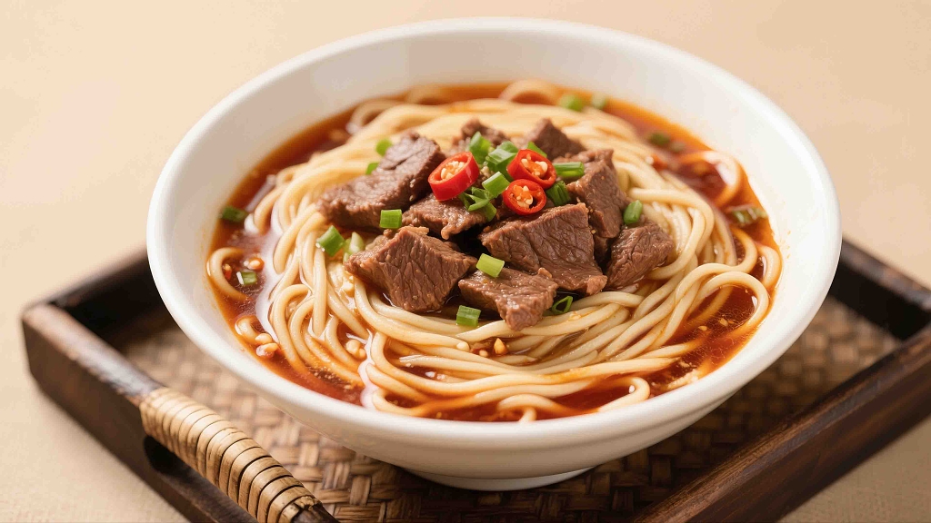 一碗美味的牛肉面上面点缀着小葱小米辣