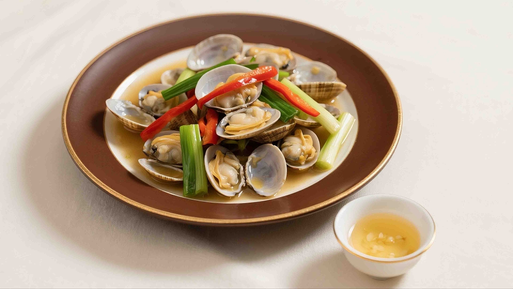 一盘美味的炒花蛤海鲜美食美味