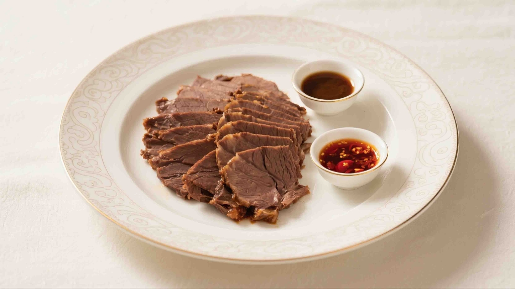 一盘美味的凉拌牛肉凉拌菜