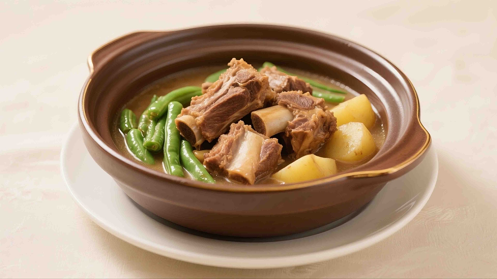 一个砂锅里放着刚做好的排骨炖土豆