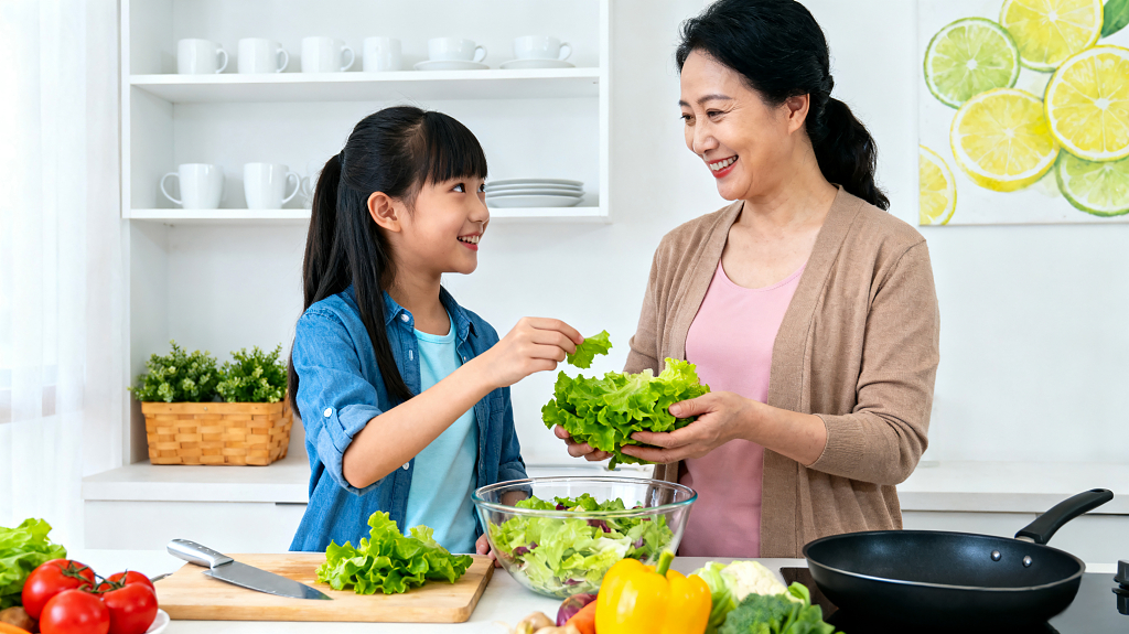 明亮整洁的厨房亲子备餐场景女士和小女孩正一起准备食物互动温馨