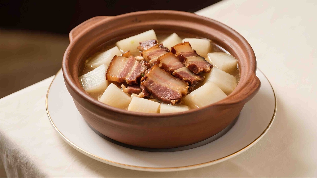 一锅美味的腊肉炖萝卜砂锅炖菜腊肉