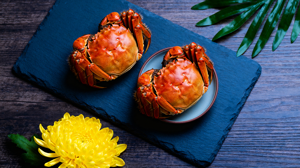 两只刚蒸熟的大闸蟹美食美味