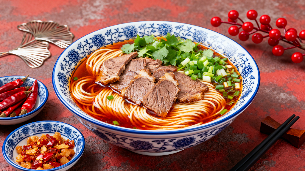 一碗美味的麻辣牛肉粉美食美味