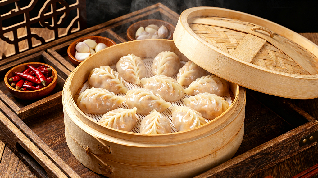 一屉美味的蒸饺美食美味