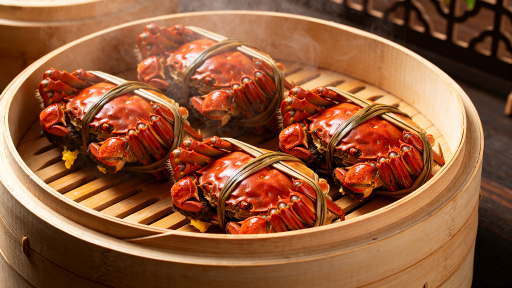 一屉刚蒸熟的大闸蟹美食美味海鲜