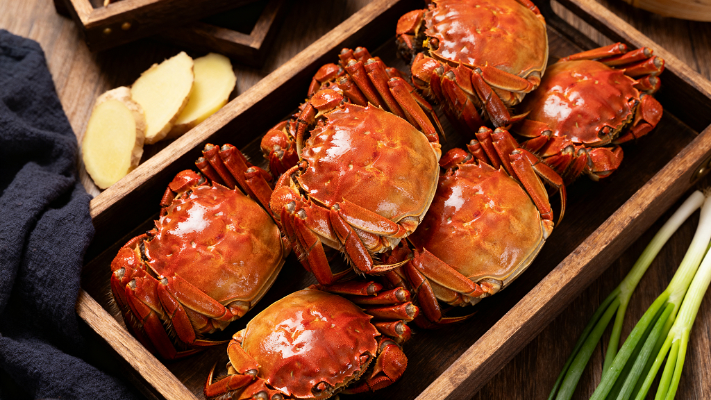 一盘美味的大闸蟹海鲜水产