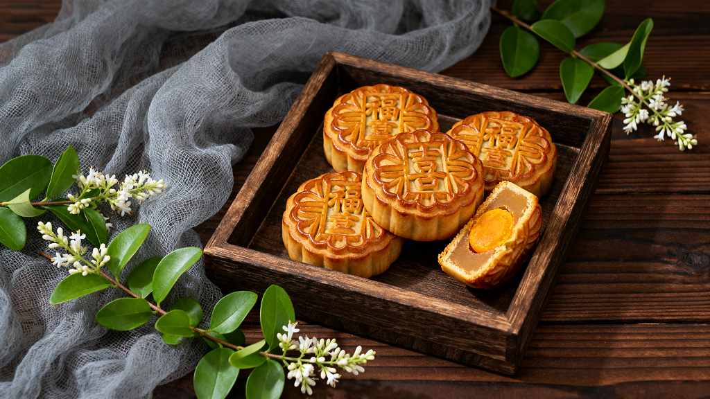 一盘美味的月饼美食美味传统美食零食