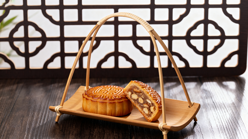 一个篮子里放了两块月饼美食美味传统美食