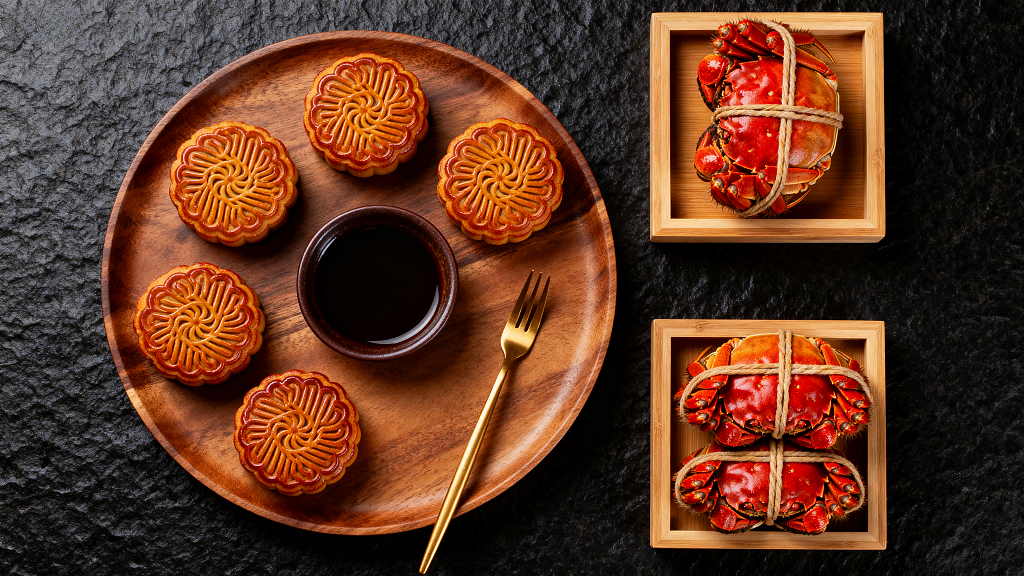 中秋佳肴餐桌美食摄影海报设计素材中秋月饼素材大闸蟹素材背景