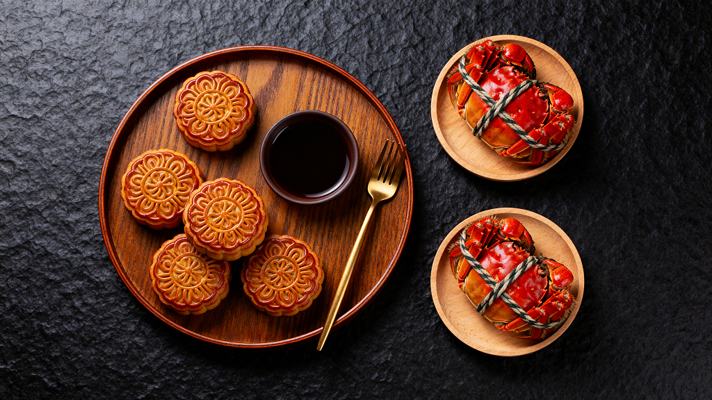 中秋美食月饼大闸蟹中秋月饼中秋大闸蟹美食摄影美食海报设计素材