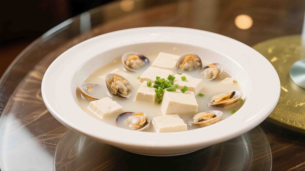一碗美味的蛤利豆腐汤美食美味海鲜汤