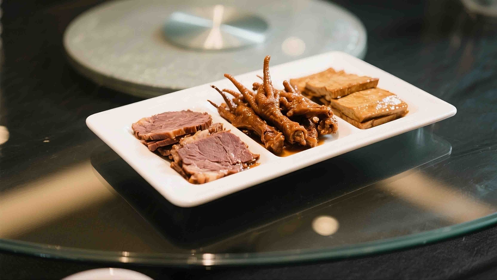 一盘美味的卤味拼盘美食美味