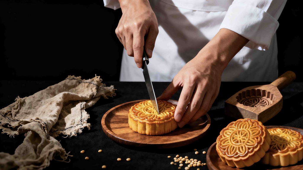 正在手工切月饼美食美味月饼中秋