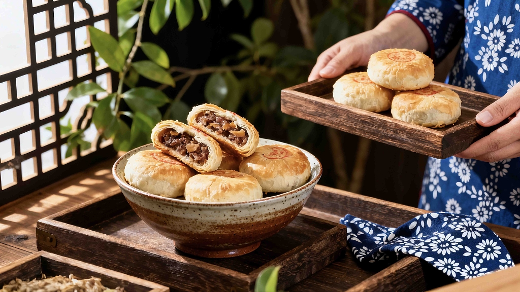 一又手正端着刚烤出来的鲜花月饼美食美味中秋
