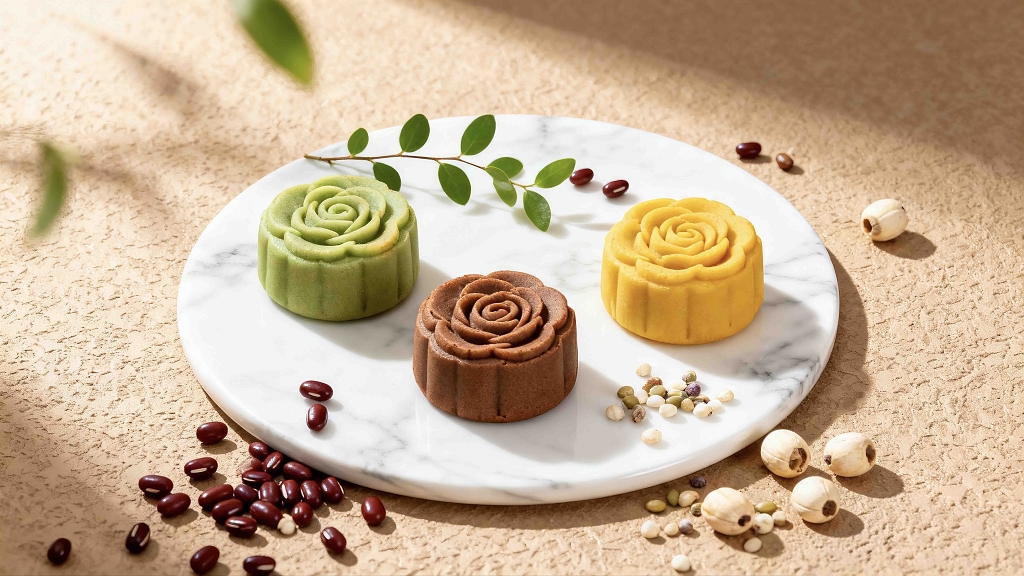 一盘彩色月饼美食美味冰皮月饼