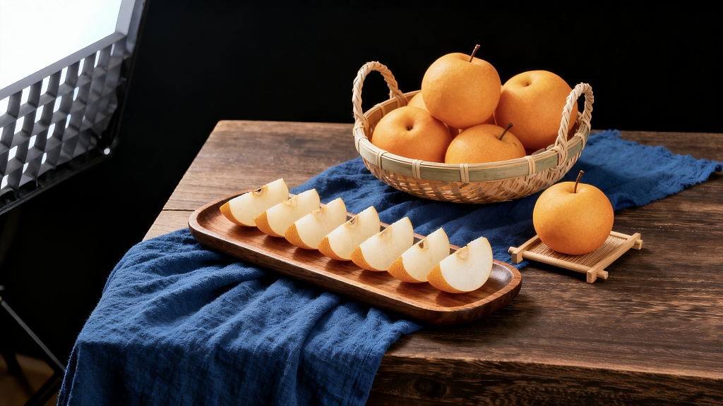 一盘新鲜的秋月梨水果新鲜