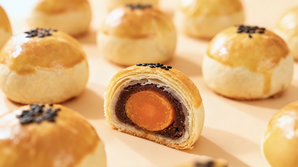 刚做好的手工蛋黄酥美食美味