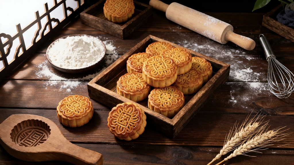 刚做好的手工月饼放在木质托盘里美食美味传统美食