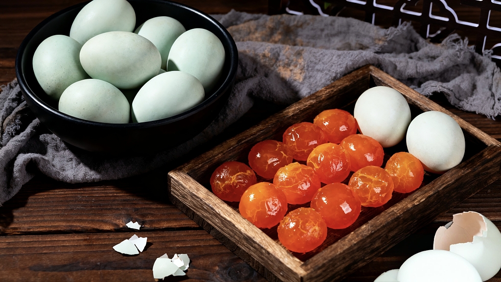 桌子上放着咸鸭蛋和咸蛋黄美食美味