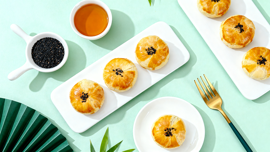 一盘美味的蛋黄酥中秋美食美味零食传率小吃