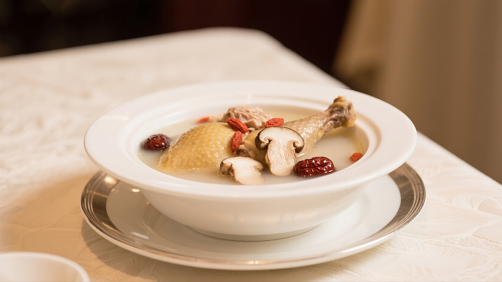 一碗美味的松茸鸡汤美食美味营养健康