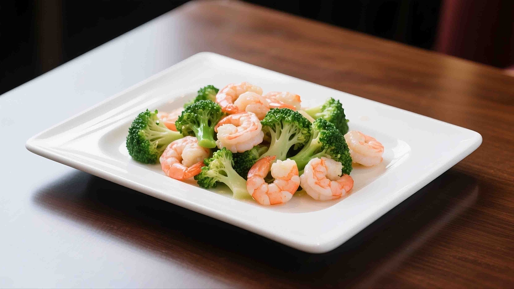 一盘美味的西兰花炒虾仁