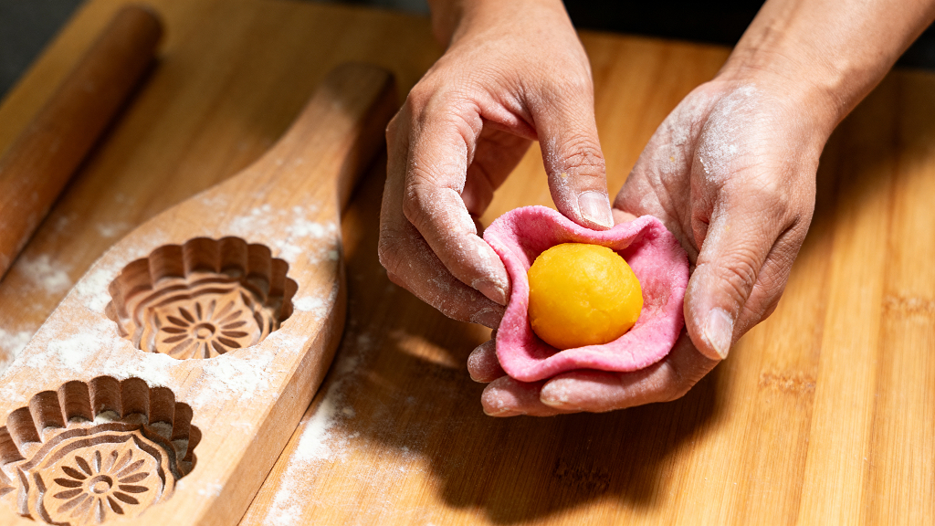 手工糕点制作过程手工月饼冰皮月饼制作