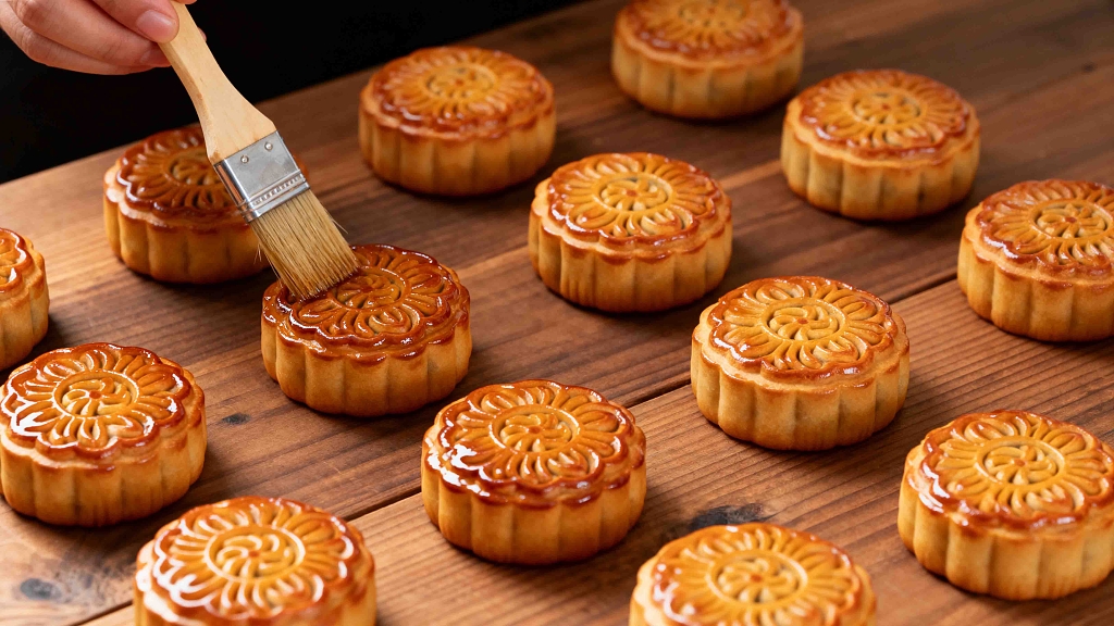 中秋月饼月饼美食摄影刷蛋液月饼传统点心