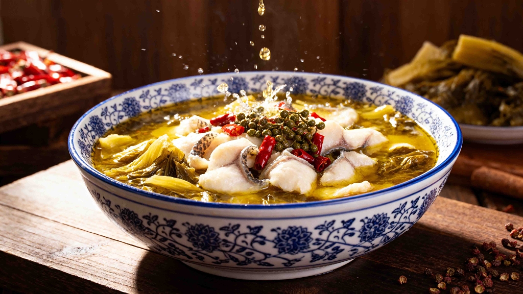 美食摄影酸菜鱼平拍角度热油炸淋