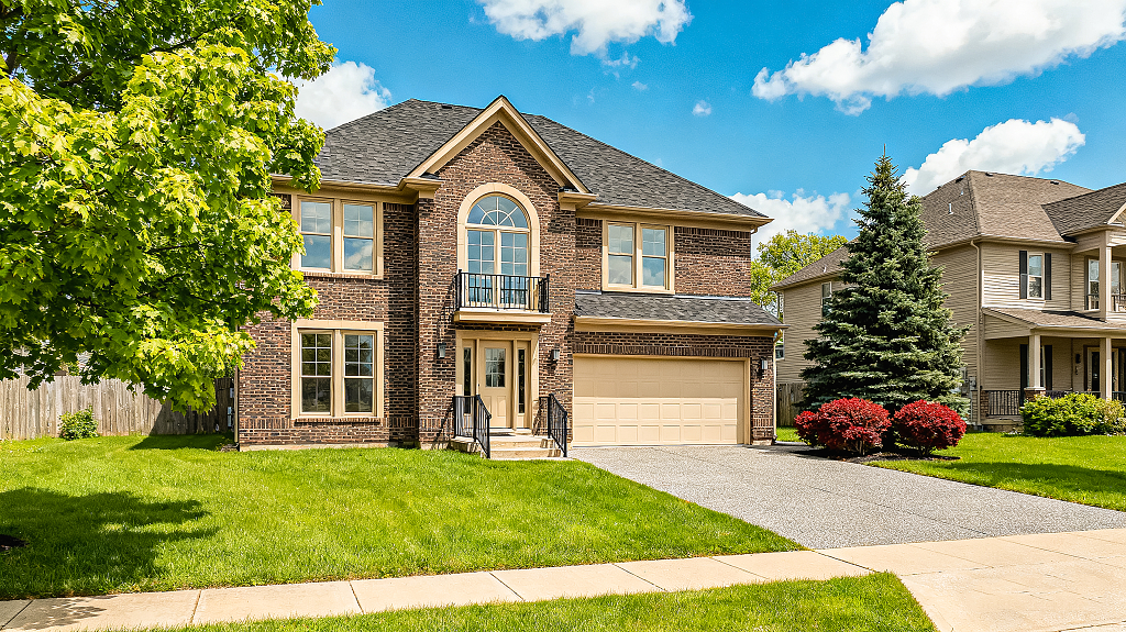 郊区住宅一座两层楼的砖砌房屋现代典雅草坪绿植车库高品质生活区