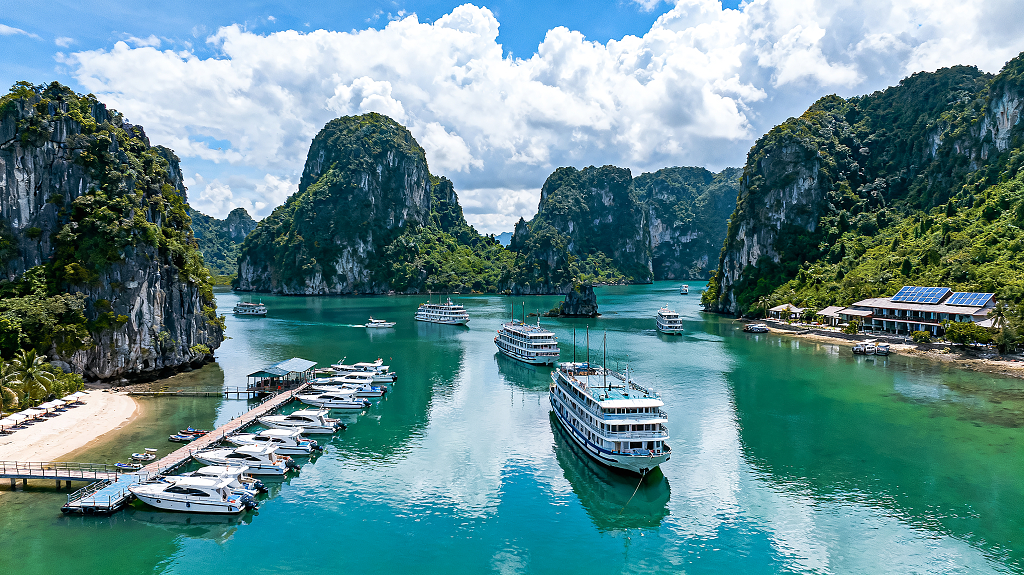 自然风光海湾高耸石灰岩山峰大型游船小型游艇度假村喀斯特地貌