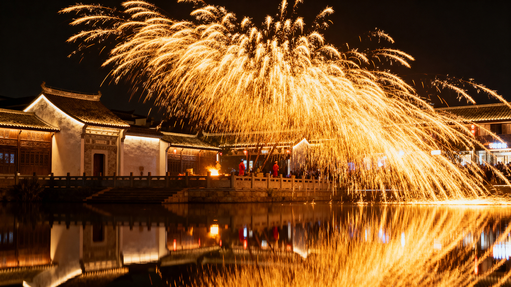 打铁花非遗民俗传统技艺非遗表演民俗表演夜景金色火花打铁花表演