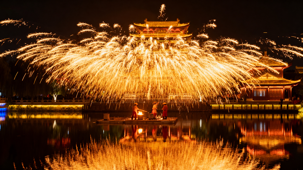 打铁花传统技艺烟花夜景民俗文化古建筑烟花摄影夜景摄