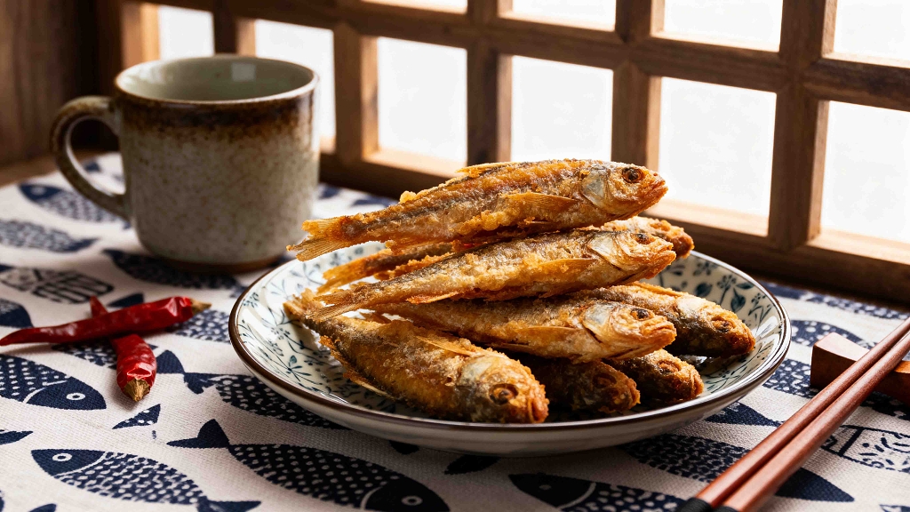 油炸小鱼美食摄影美食美味