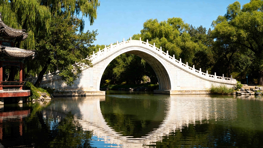 园林风光拱桥平静湖面